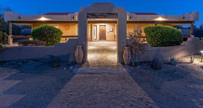 LUX: King Beds & TVs ALL BRs, Pool Table, Pkball Ct & Paddles, POOL, Spa, Putt Green, Fire Pit