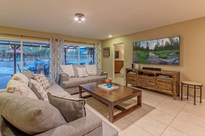 تلفزيون ذكي، مدفأة، ألعاب فيديو، كرة قدم الطاولة