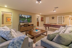 Una Smart TV, una chimenea, videojuegos, un futbolín