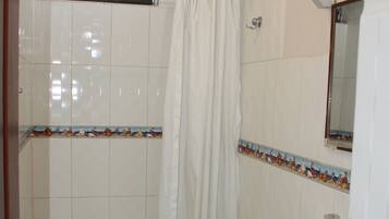 Douche, serviettes fournies, savon, papier toilette