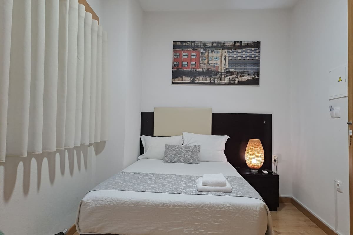 Eenpersoonskamer | Een kluis op de kamer, een strijkplank/strijkijzer, gratis wifi