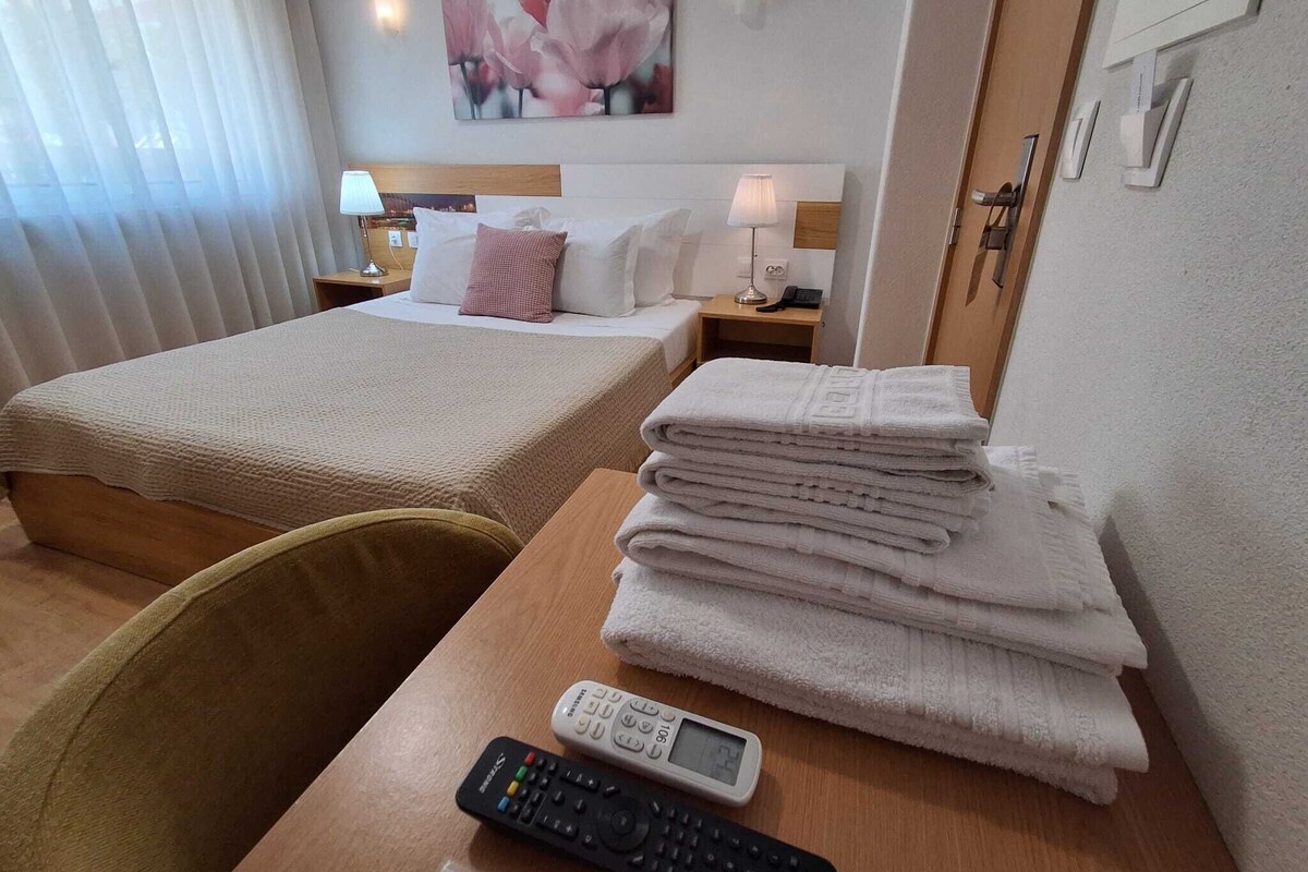 Economy Double Room | In-room safe, iron/ironing board (on request), WiFi (free), bed sheets