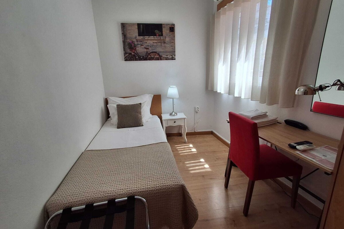 Single Room | In-room safe, iron/ironing board (on request), WiFi (free), bed sheets
