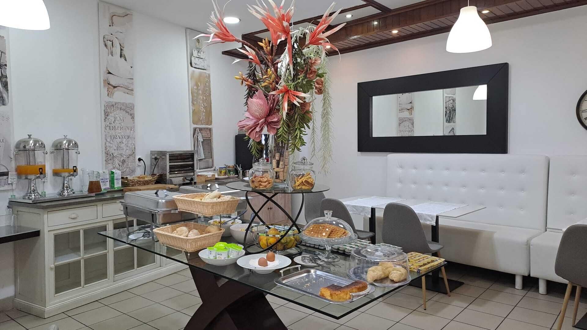 Un bufé de desayuno con diferentes opciones de comida y una decoración central.