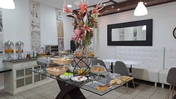 Un bufé de desayuno con diferentes opciones de comida y una decoración central.