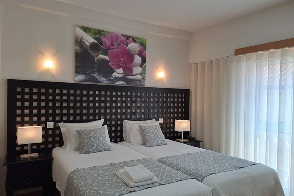 Twin Room | In-room safe, iron/ironing board (on request), WiFi (free), bed sheets
