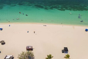 Una spiaggia nelle vicinanze