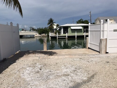 Convenient central Marathon location, canal view.