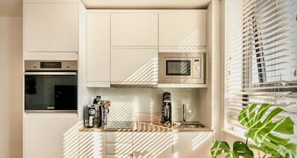 Comfort Stay by Gatwick, near station