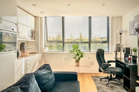 Smart TV. Comfort Stay Apartment - Haywards Heath