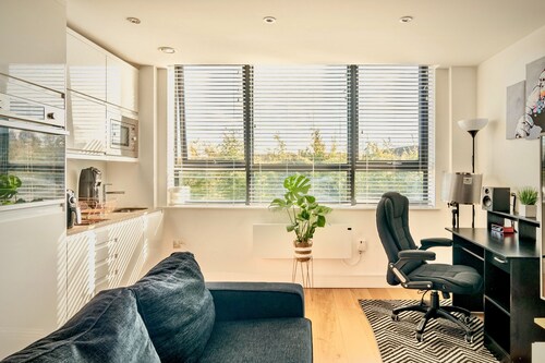 Comfort Stay by Gatwick, near station