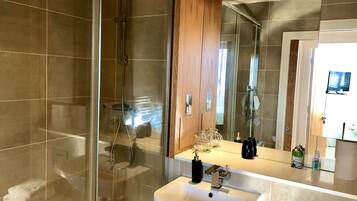 Ducha, secador de pelo, toallas, jabón