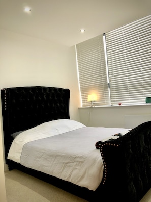 1 Schlafzimmer, Zimmersafe, Schreibtisch, Bügeleisen/Bügelbrett