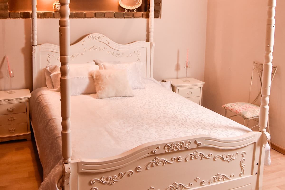 1 bedroom, individually decorated, individually furnished