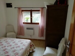 2 chambres, fer et planche à repasser, draps fournis