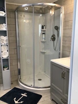 Shower, hair dryer, towels, soap - Captain’s Quarters Along the Sea Your Private waterfront Suite! (Oak Hill)