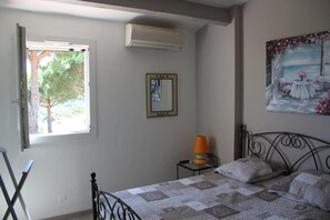 2 quartos, ferros/tábuas de passar roupa, acesso à internet