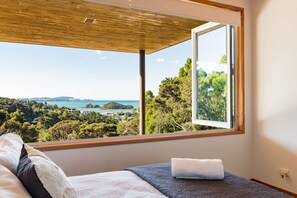5 bedrooms, iron/ironing board, travel crib, free WiFi - Private Luxury in Paihia - with Heated Pool! (Paihia)