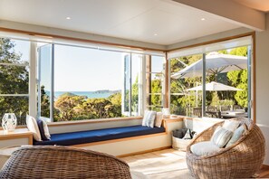 Smart TV, fireplace, table tennis, books - Private Luxury in Paihia - with Heated Pool! (Paihia)
