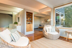 Smart TV, fireplace, ping pong, books