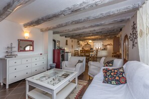 Televisión, chimenea, biblioteca musical y estéreo 