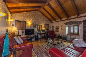 Fernseher, Kamin, Musikbibliothek, Stereoanlage