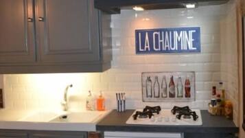 Een koelkast, een microgolfoven, een oven, een kookplaat