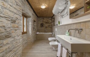 Duschwanne, Bidet, Handtücher, Seife