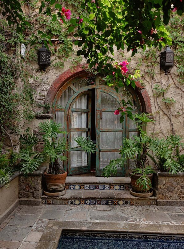 Senior Room | Egyptian cotton sheets, premium bedding, down duvets - Hacienda Las Amantes (San Miguel de Allende)