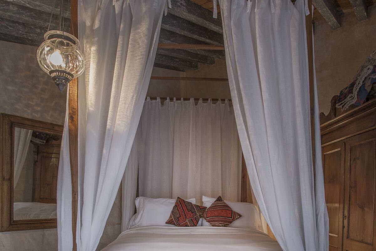 Comfort Room, 1 Queen Bed, Bathtub | Egyptian cotton sheets, premium bedding, down duvets