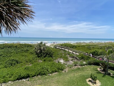 Oceanfront FANTASTIC VIEW, large balcony, 2/2 condo