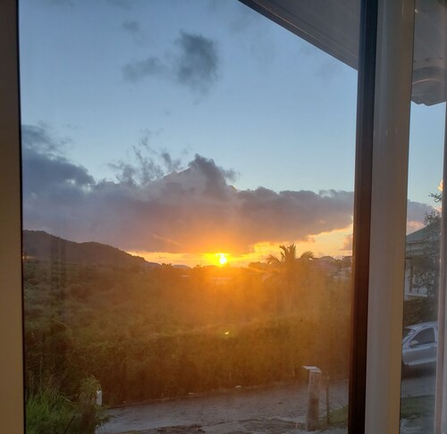 Confortable chez-soi: 1 chambre à coucher 1 salle de bain entièrement meublée 