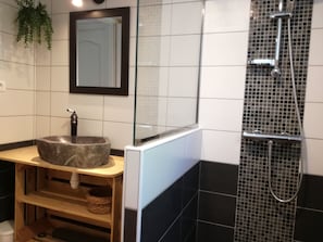 Badewanne, Haartrockner, Handtücher, Seife