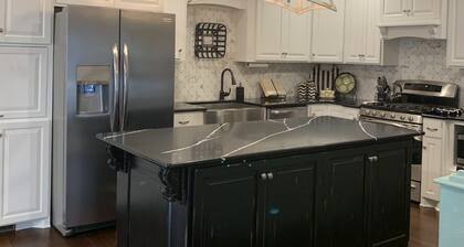 The Creek House ~Gorgeous upscale 3/BR 3/Bath home in historic district
