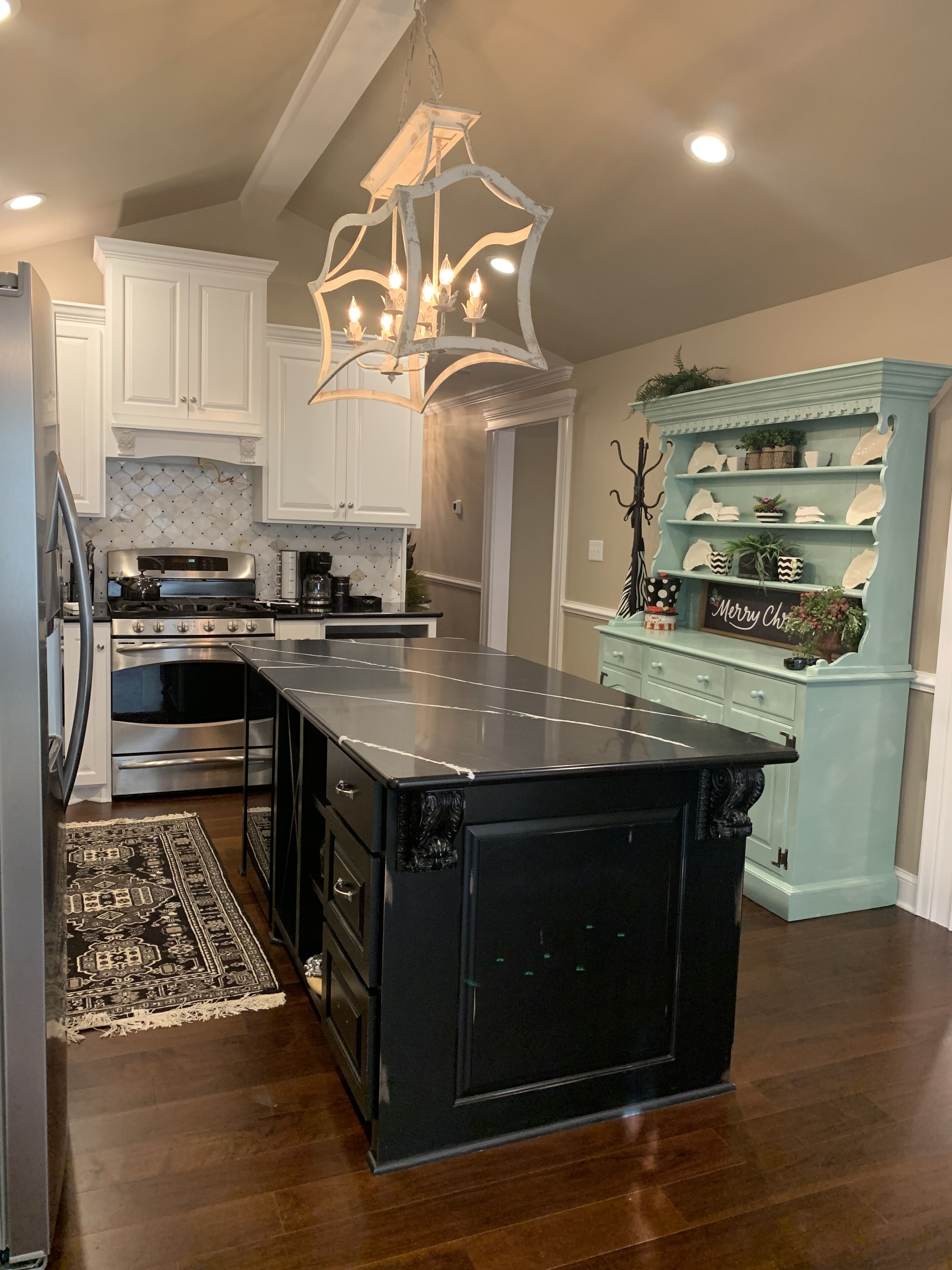 Jääkaappi, mikroaaltouuni, uuni, liesi