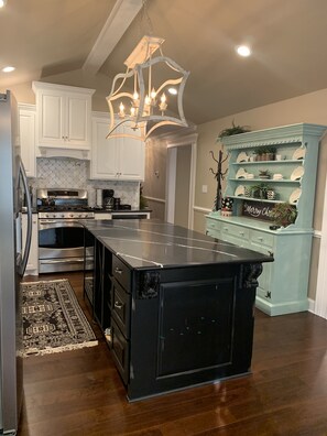 Fridge, microwave, oven, stovetop - The Creek House ~Gorgeous upscale 3/BR 3/Bath home in historic district (Edenton)