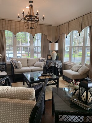 Smart TV, fireplace, books, offices - The Creek House ~Gorgeous upscale 3/BR 3/Bath home in historic district (Edenton)