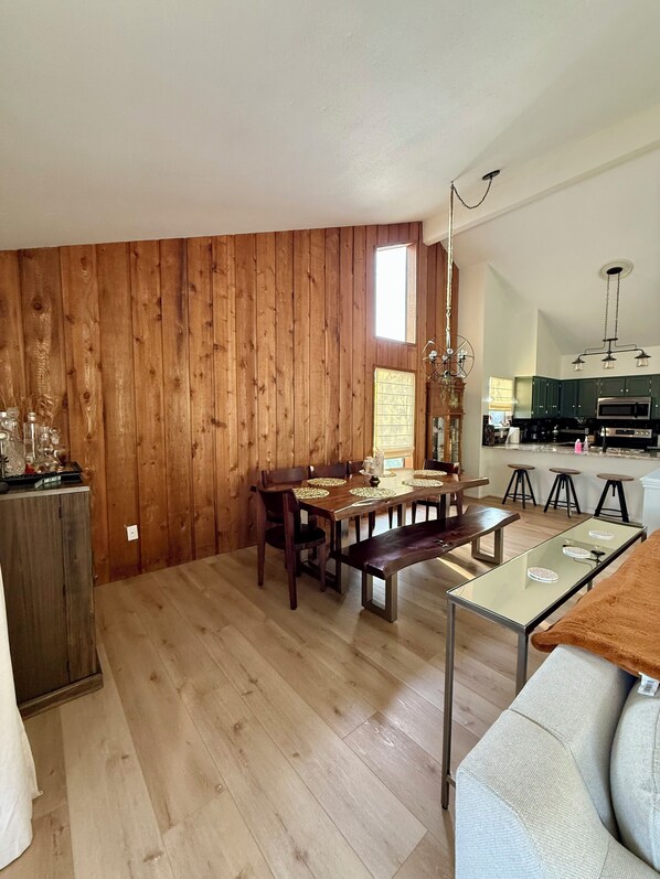 Dining - Escape by the lake 💕 (Montgomery)