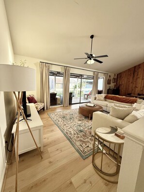 Smart TV, DVD player, video library, stereo - Escape by the lake 💕 (Montgomery)