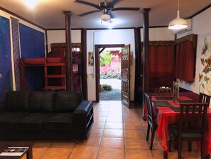 In-room safe, individually decorated, individually furnished - Hotel Casa Vito (Cahuita)