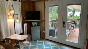 Una Smart TV, un reproductor de DVD, una videoteca