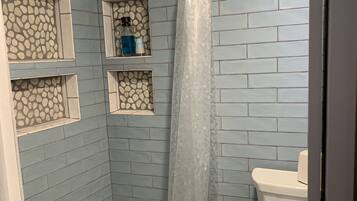 Douche, sèche-cheveux, serviettes fournies, savon