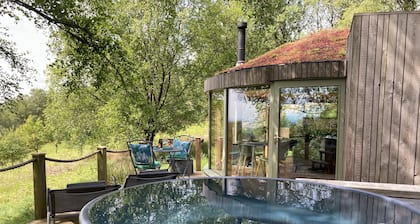 Luxury and Peaceful 1-bed Roundhouse With Hot Tub