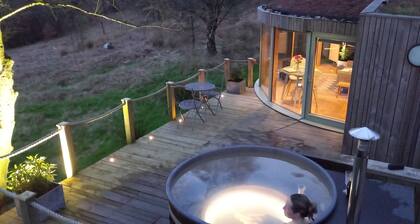 Luxury and Peaceful 1-bed Roundhouse With Hot Tub
