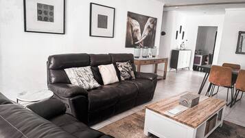 Apartamento ejecutivo, 2 habitaciones | Minibar, sistema de insonorización, wifi gratis y ropa de cama