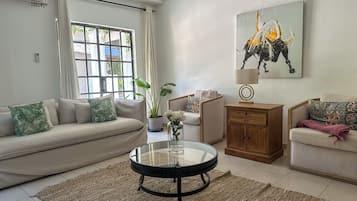 Villa exclusiva | Sala de estar | Smart TV de 65 pulgadas con canales por cable, una televisión