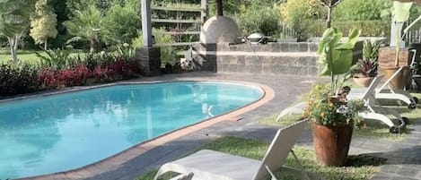 2 piscines extérieures, chaises longues