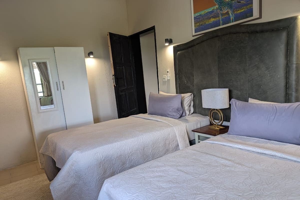 Minibar, sistema de insonorización, wifi gratis y ropa de cama