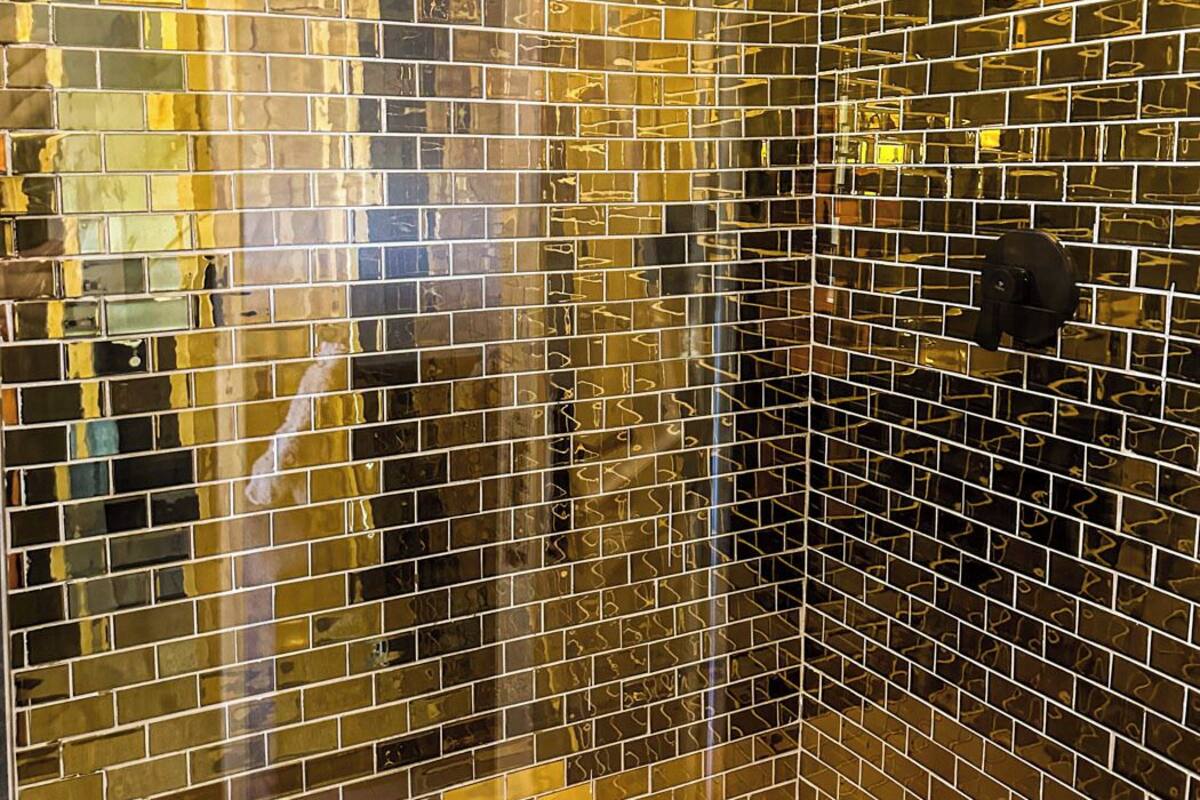 Suite estándar, vista al jardín | Baño | Regadera, secadora de cabello, toallas