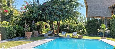 2 Außenpools, geöffnet von 06:30 Uhr bis 18:30 Uhr, Liegestühle